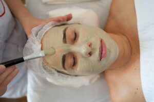 mulher fazendo tratamento no rosto em hotel com spa