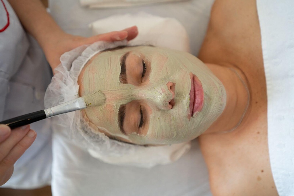 mulher fazendo tratamento no rosto em hotel com spa