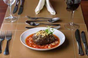 mesa e prato de um dos restaurantes de luxo em Curitiba