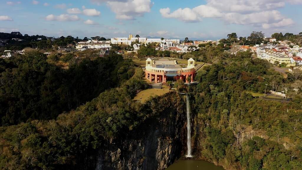 cidade vista de cima, representando o verão em Curitiba