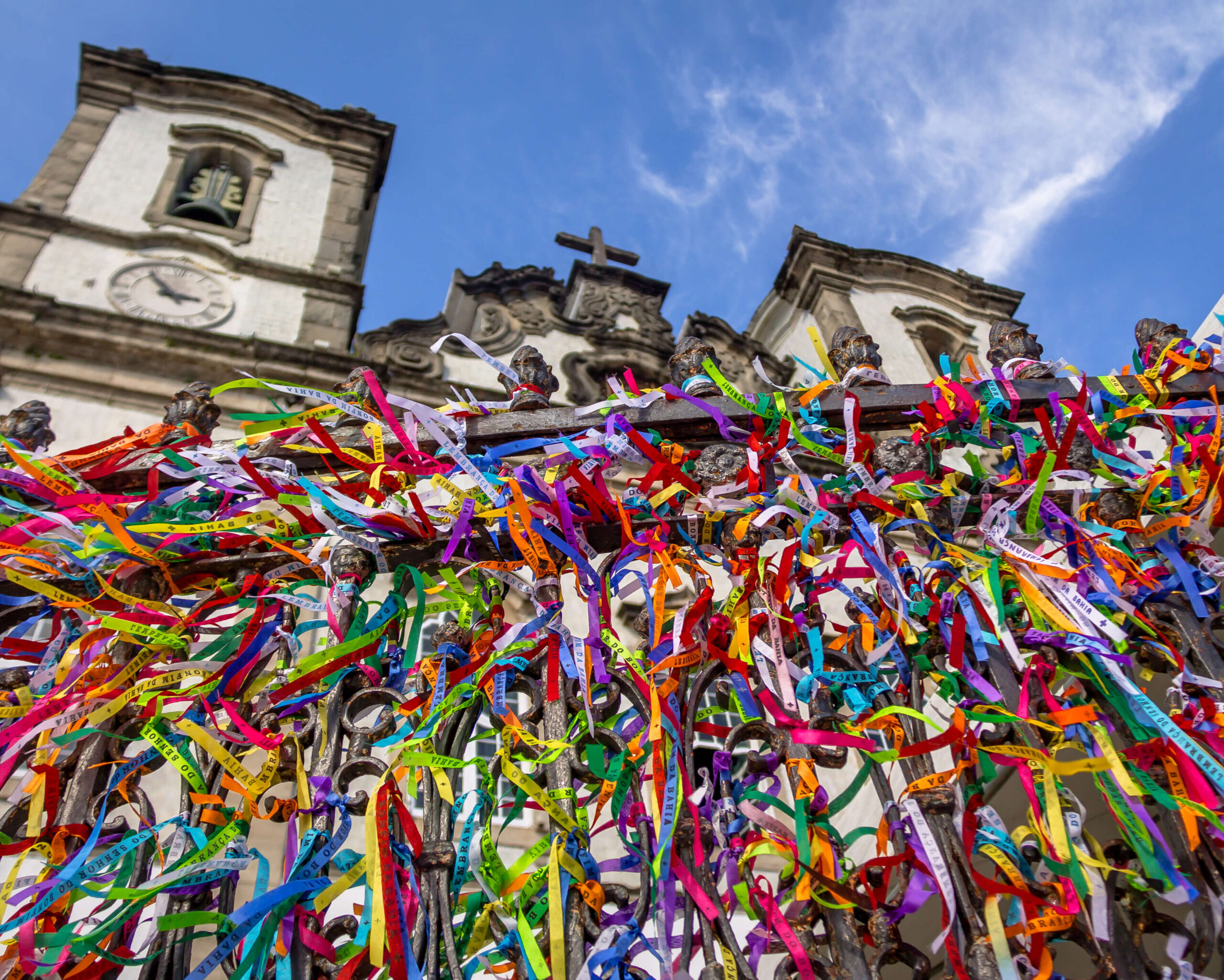 Fitas do Senhor do Bonfim em frente à igreja de mesmo nome.