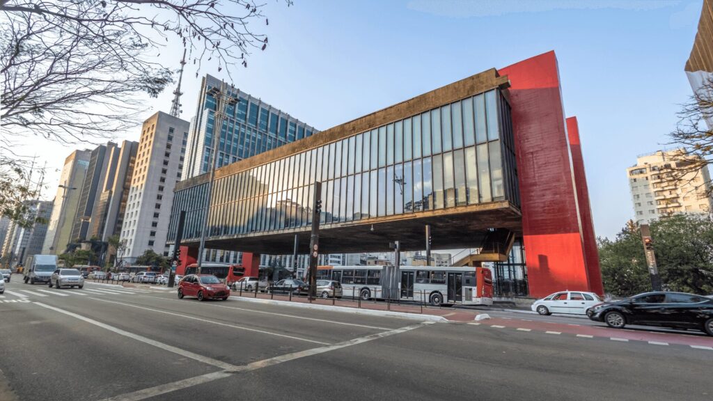 Vista externa do MASP na Avenida Paulista, em São Paulo.