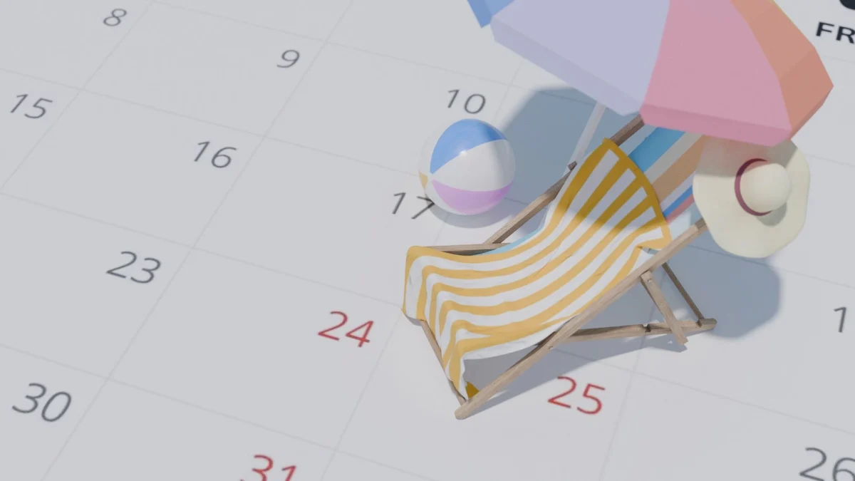 Ilustração em 3D minimalista mostra uma cena de férias montada sobre um calendário de fundo branco com números cinzas e alguns destacados em vermelho. Sobre os dias 17, 18, 24 e 25, há uma pequena cadeira de praia de madeira com uma toalha listrada em amarelo e branco, um guarda-sol colorido em tons pastéis (rosa, azul e roxo), uma bola de praia e um chapéu de palha. A imagem evoca a ideia de planejamento de viagens e descanso.