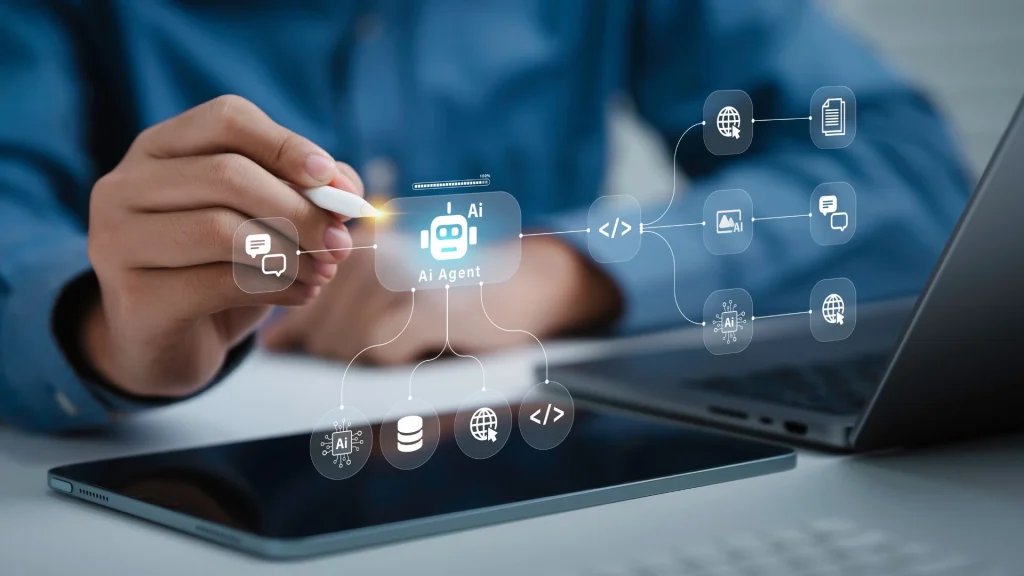 Close-up de mãos operando um tablet e notebook com uma interface digital interativa de Inteligência Artificial e automação, representando a inovação na gestão e infraestrutura tecnológica de grandes eventos de negócios.