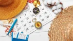 Uma mesa decorada com itens de viagem, como chapéus de sol, conchas, bússolas e passagens aéreas, dispostos ao redor de um calendário. A imagem ilustra o planejamento para aproveitar ao máximo os feriados e folgas do segundo semestre de 2026.